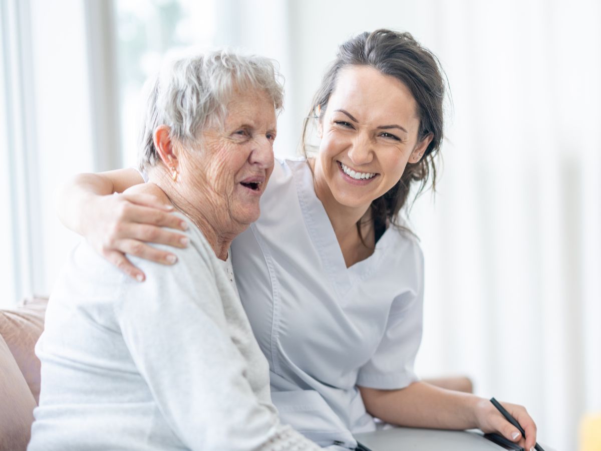 Zwei Frauen die lachen und sich umarmen 