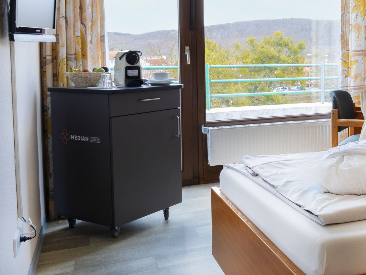 Minikühlschrank als Servicetrolley im Patientenzimmer.