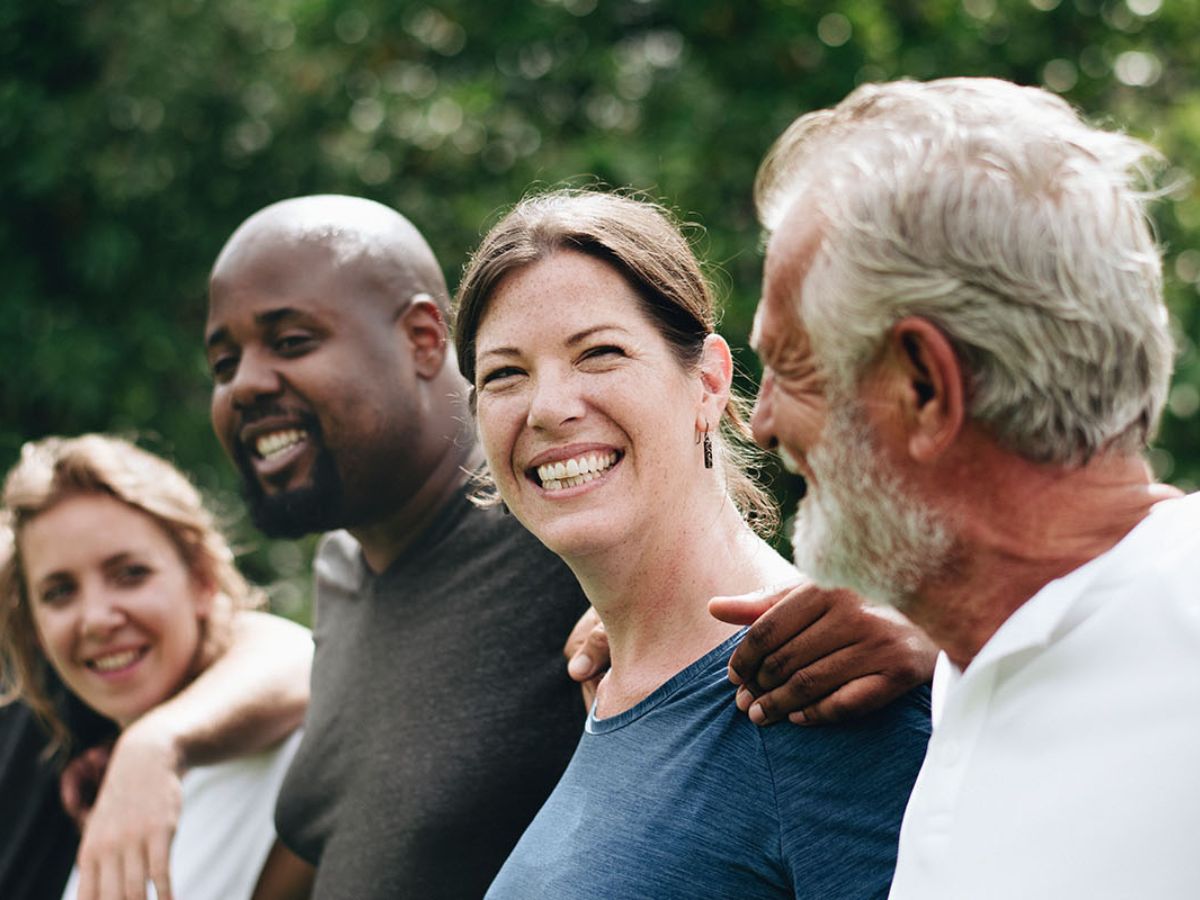 Personen die sich gegenseitig anlächeln 