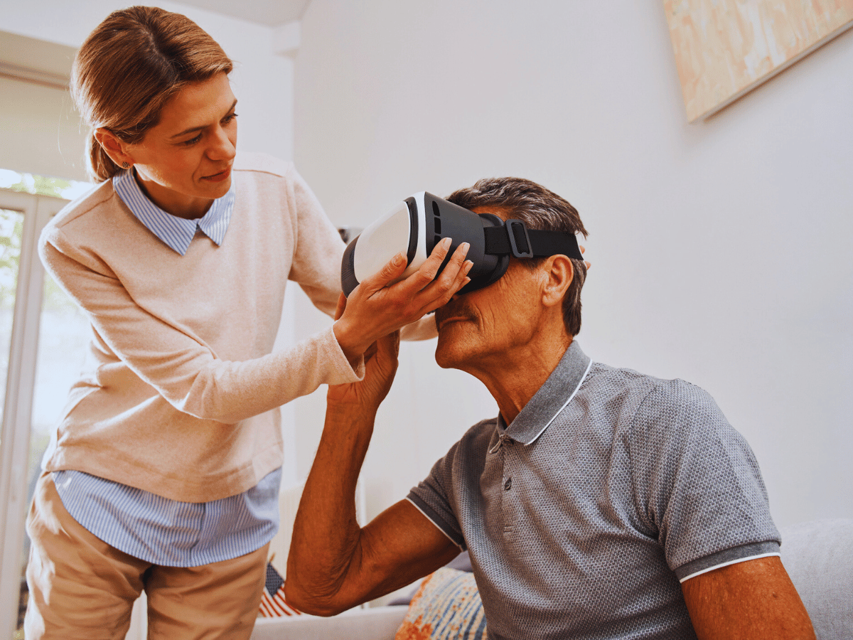 Ein Mann der eine VR Brille auf hat 