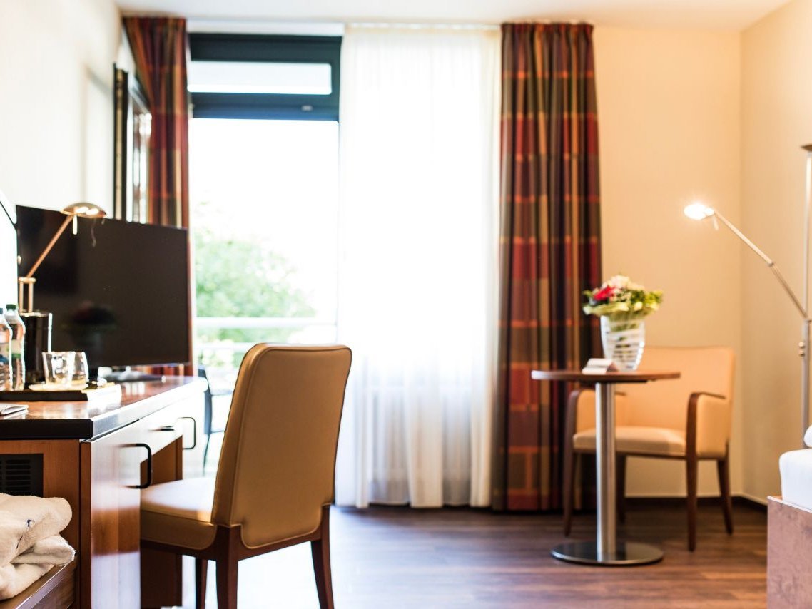 Ein Zimmer mit Einrichtung 