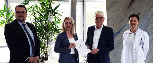 Staatssekretär Wolfgang Beck überreicht MEDIAN NRZ Magdeburg Zuwendungsbescheid zum Ausbau der digital-gestützten Patientenbehandlung Staatssekretär Wolfgang Beck überreicht MEDIAN NRZ Magdeburg Zuwendungsbescheid zum Ausbau der digital-gestützten Patientenbehandlung