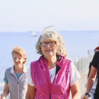 Eine Gruppe geht am Meer spazieren 