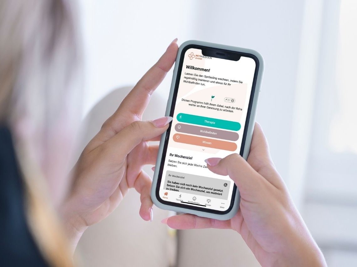 Eine Frau die auf Ihr Handy schaut und eine App offen hat 