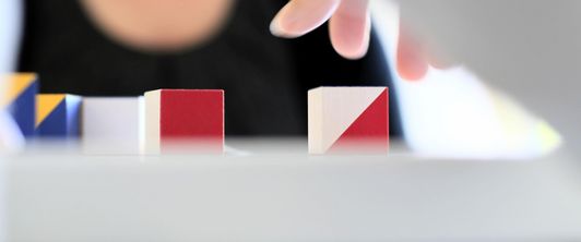 Patient spielt mit Bauklötzen in der MEDIAN Klinik Daun - Adaptionshaus