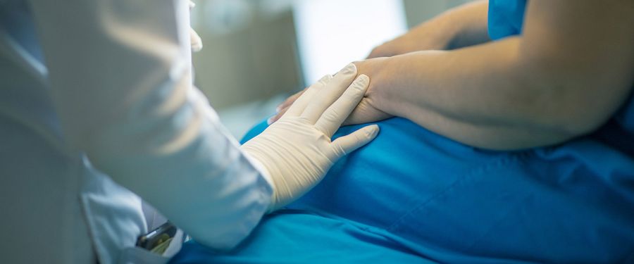 Behandlungsgebiete_Arzt_mit_Patient.jpg