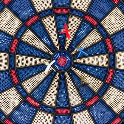 Eine Dartscheibe mit Pfeilen 