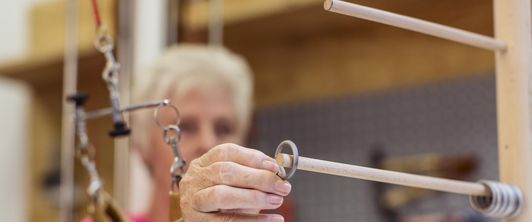 Patient arbeitet an einer Holzkonstruktion im MEDIAN Reha-Zentrum Bad Bertrich