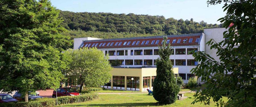 MEDIAN Kinderklinik Nicolausholz Außenansicht kinderklinik-nicolausholz-kontakt-und-anfahrt.jpg