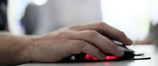 Eine Hand steuert eine Computermaus in der MEDIAN NRZ Bad Salzuflen