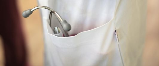 Stethoskop in der Brusttasche eines Arztes in der MEDIAN NRZ Bad Salzuflen