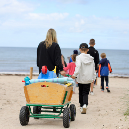 Eine Gruppe die gemeinsam ans Meer geht 