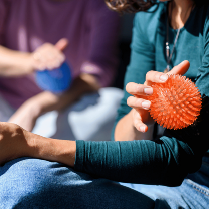Personen die sich mit einem Massageball über den Arm gehen 