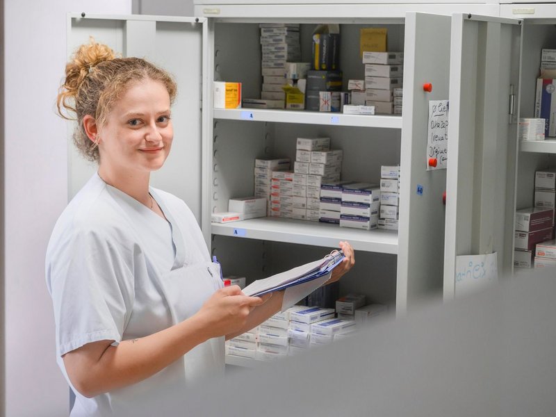 Eine Frau hat ein Klemmbrett in der Hand und ist am lächeln 
