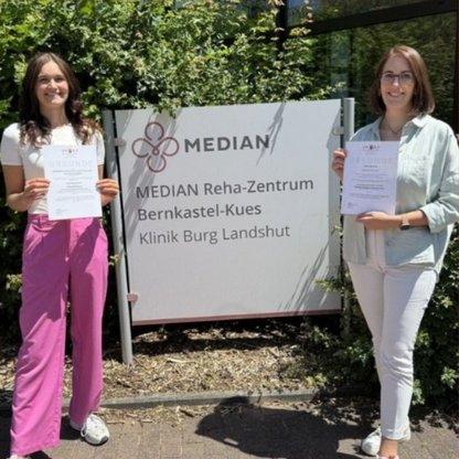 Zwei Frauen halten ein Dokument in der Hand 