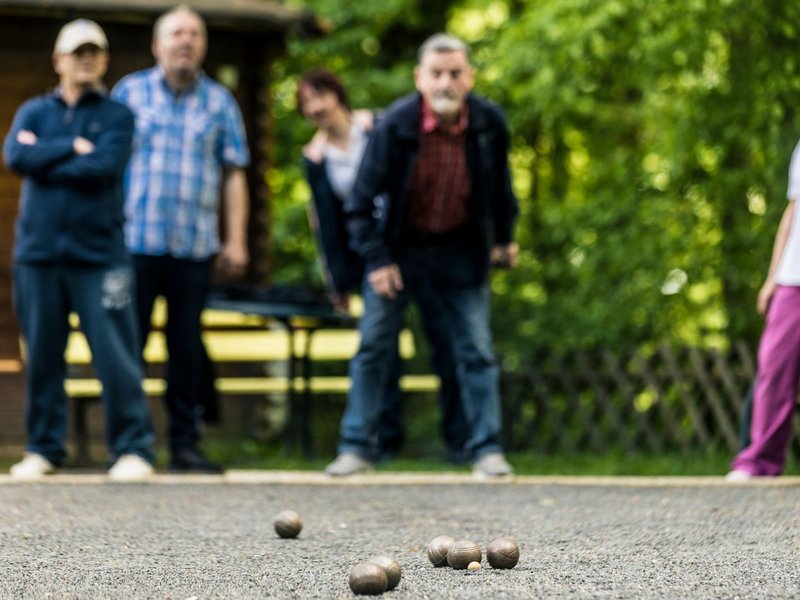 Personen spielen draußen ein Spiel 