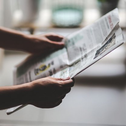 Eine Person die Zeitung liest 