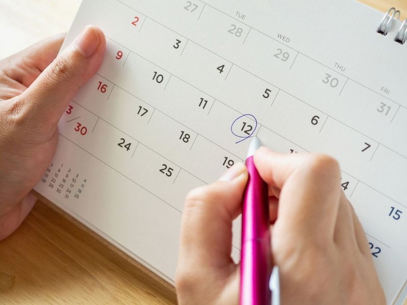Eine Person füllt ihren Kalender aus 