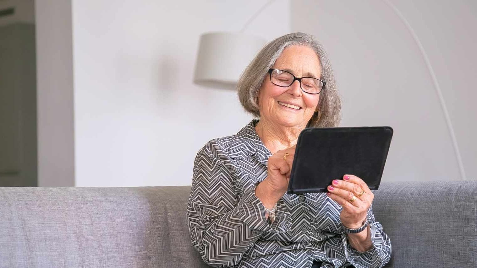 Eine Frau die auf ihr Handy schaut 
