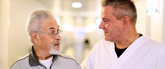 Patient unterhält sich mit einem Therapeuten in der MEDIAN Klinik Wilhelmshaven