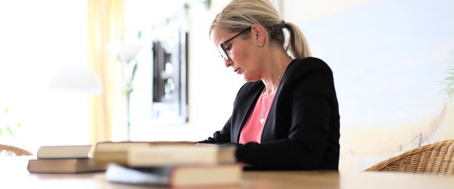 MEDIAN Klinik freizeit und umgebung Frau am tisch wismar-freizeit-und-umgebung-header-dummy.jpg