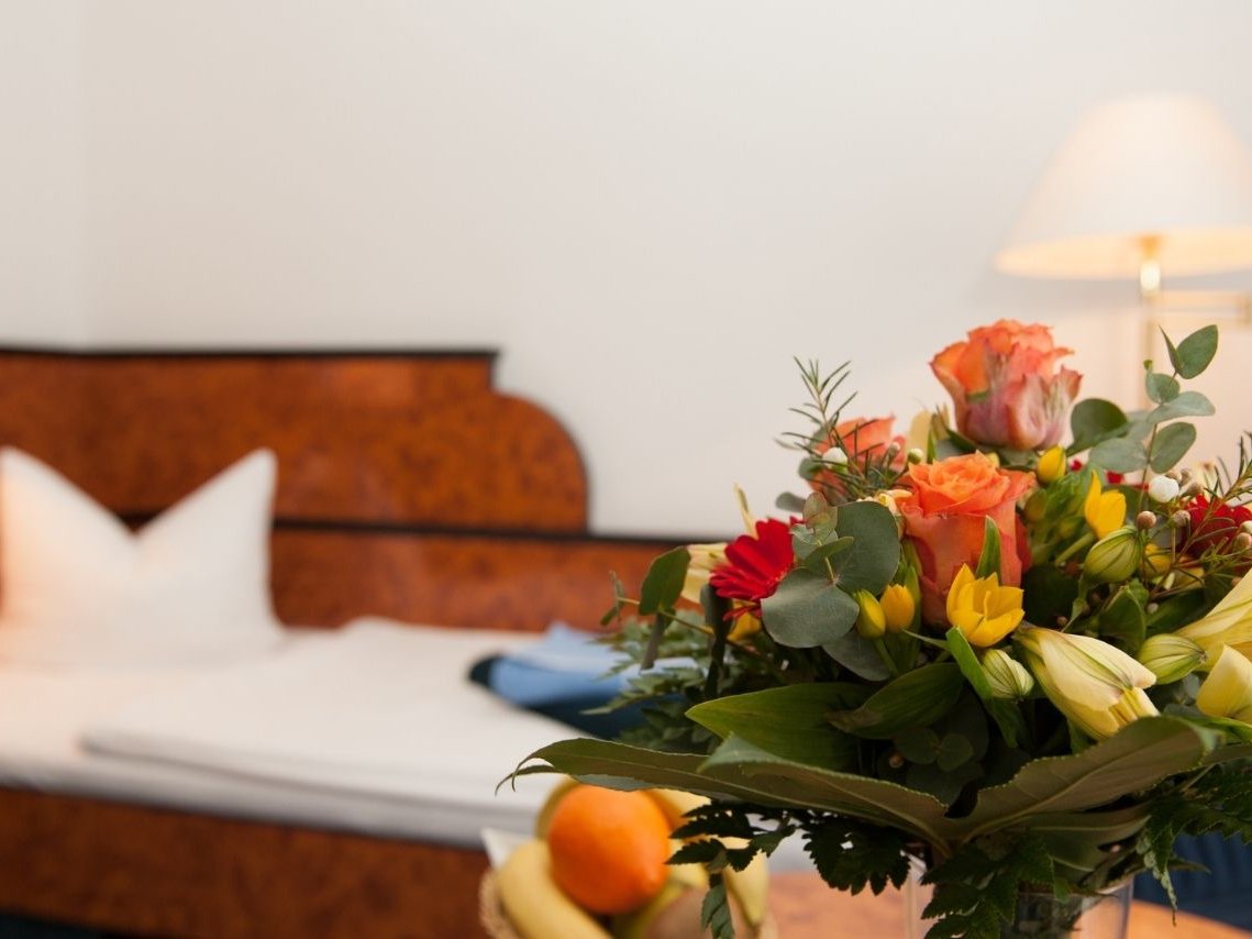 Einzelzimmer mit Blumenstrauß