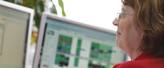 Patientin nutzt das Internet im MEDIAN Reha-Zentrum Bad Berka Ilmtal-Klinik