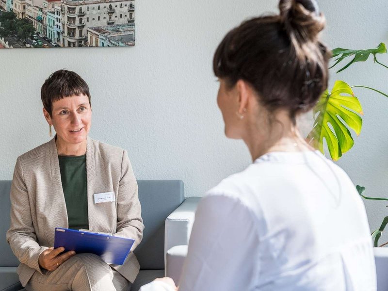 Zwei Frauen die sich unterhalten 