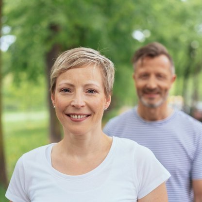 Eine Frau und ein Mann die beide spazieren gehen 