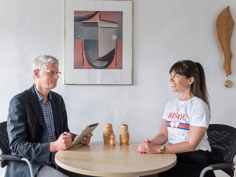 Ein Mann und eine Frau die sich unterhalten 