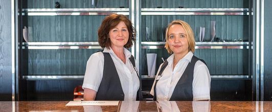 Zwei Rezeptionistinnen an der Rezeption der MEDIAN Park-Klinik Bad Dürkheim