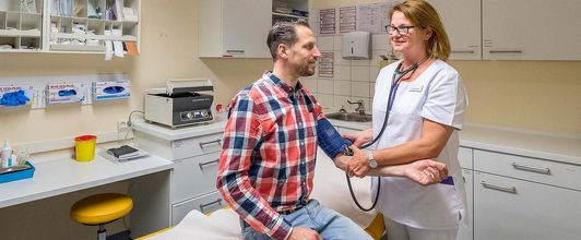 Patient wird von einer Ärztin untersucht in der MEDIAN Klinik Daun - Thommener Höhe