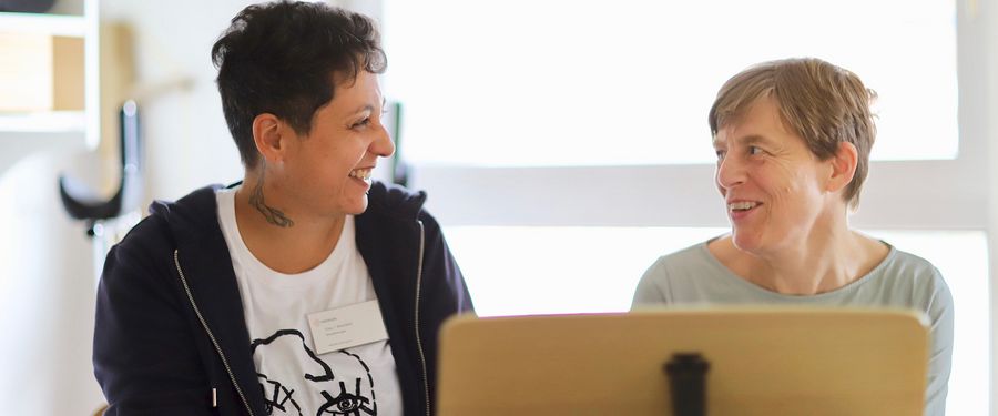 Froehliche Menschen Muisktehrapeutin_Patientin.jpg