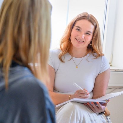 Die beiden Frauen sprechen miteinander 