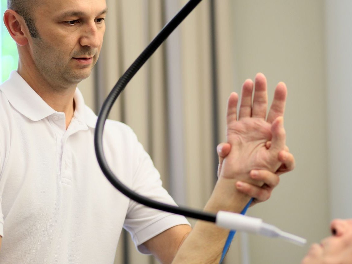 Ein Mann der die Hand der anderen Person hoch hebt 