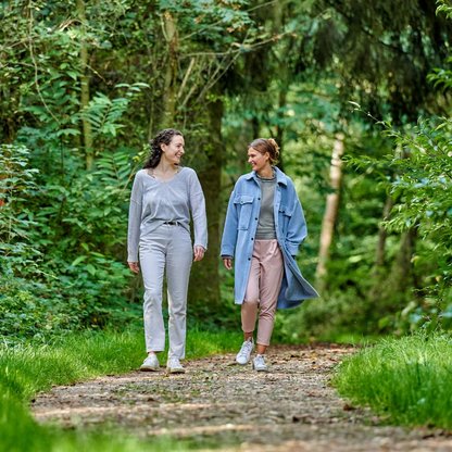 Zwei Frauen spazieren im Wald 