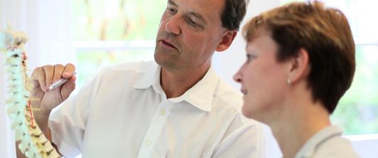 Doktoren mit Wirbelsäulen-Modell der MEDIAN Klinik Hoppegarten 