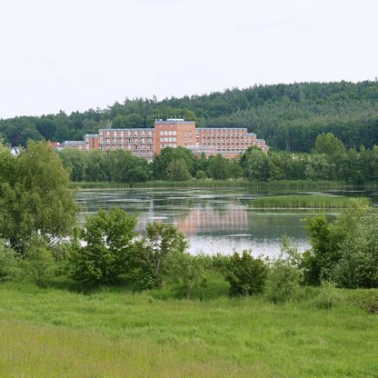 MEDIAN Klinik Brandis inmitten Leipzigs grüner Landschaft.