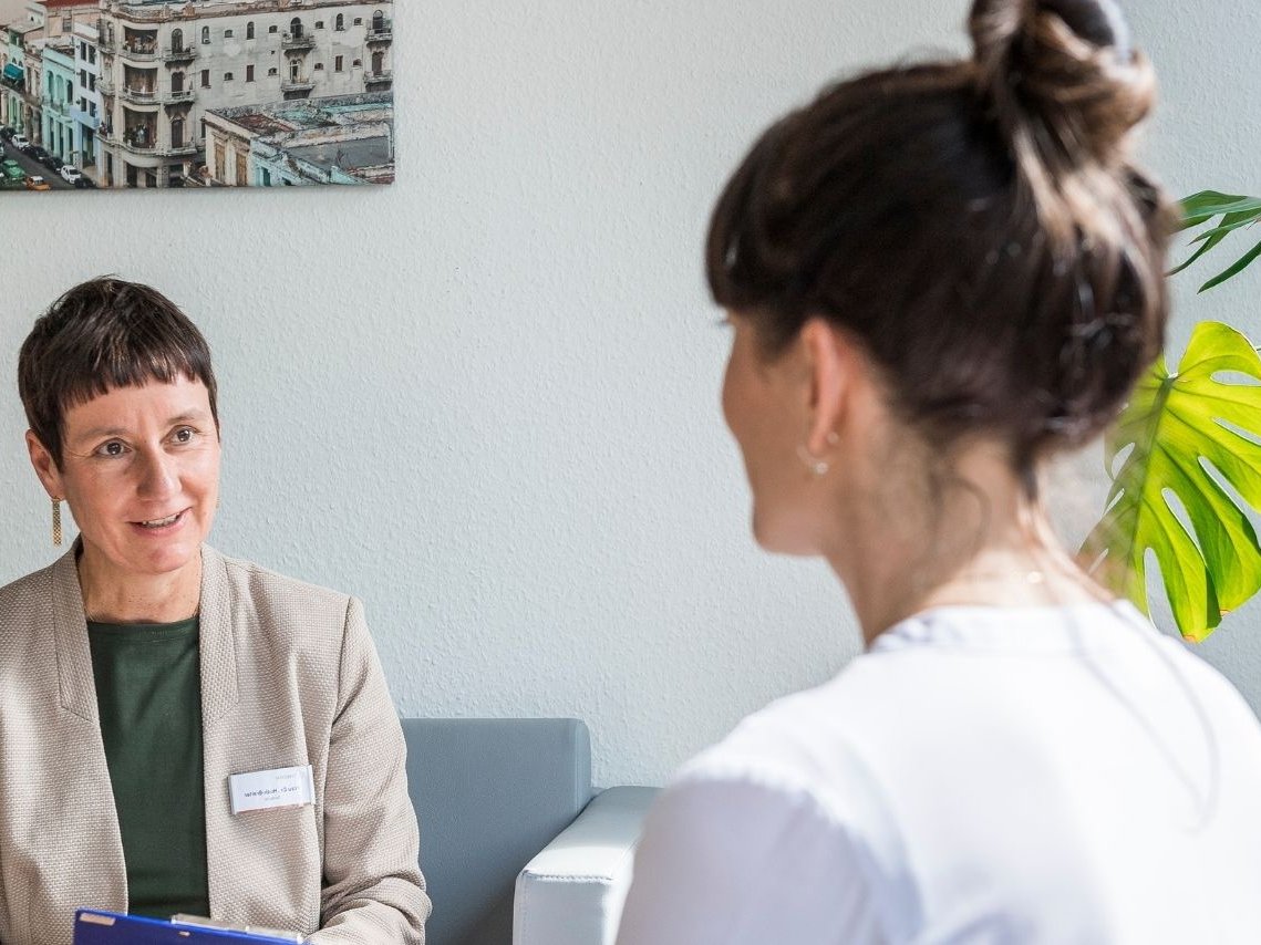 Zwei Frauen die sich unterhalten 
