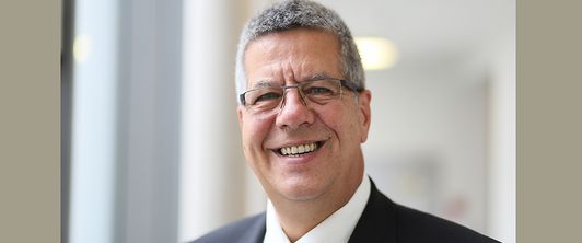 Gute Weiterbildungsmöglichkeiten und eine intensive persönliche Betreuung und Unterstützung sind essentielle Vorraussetzung für eine Beschäftigung zufriedener Ärzte Gute Weiterbildungsmöglichkeiten und eine intensive persönliche Betreuung und Unterstützung sind essentielle Vorraussetzung für eine Beschäftigung zufriedener Ärzte