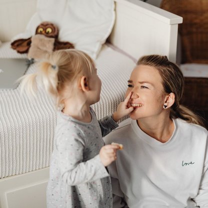 Eine Mutter mit ihrem Kind im Zimmer 