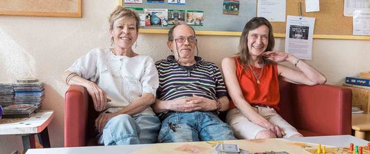 Drei Patienten sitzen auf dem Sofa im MEDIAN Soziotherapeutischs Zentrum Bad Dürkheim