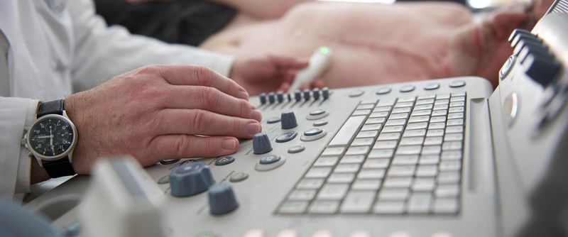 Ein Arzt bedient ein medizinisches Gerät im MEDIAN ambulantes Gesundheitszentrum Hannover