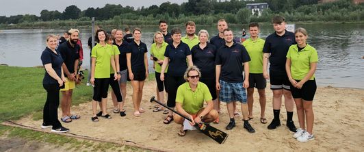 Gemeinsam beim Drachenbootrennen auf dem Schiedersee Gemeinsam beim Drachenbootrennen auf dem Schiedersee