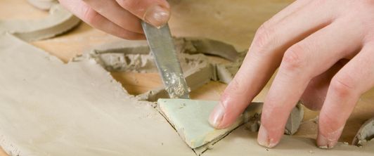 Patient arbeitet mit Ton in der MEDIAN Klinik am Waldsee
