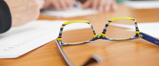 Eine Brille liegt auf einem Tisch in der MEDIAN Klinik am Waldsee