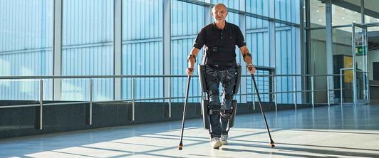 Exoskelett lässt Gelähmte laufen: MEDIAN Klinik Leipzig ist jetzt ReWalk-Trainingszentrum Exoskelett lässt Gelähmte laufen: MEDIAN Klinik Leipzig ist jetzt ReWalk-Trainingszentrum