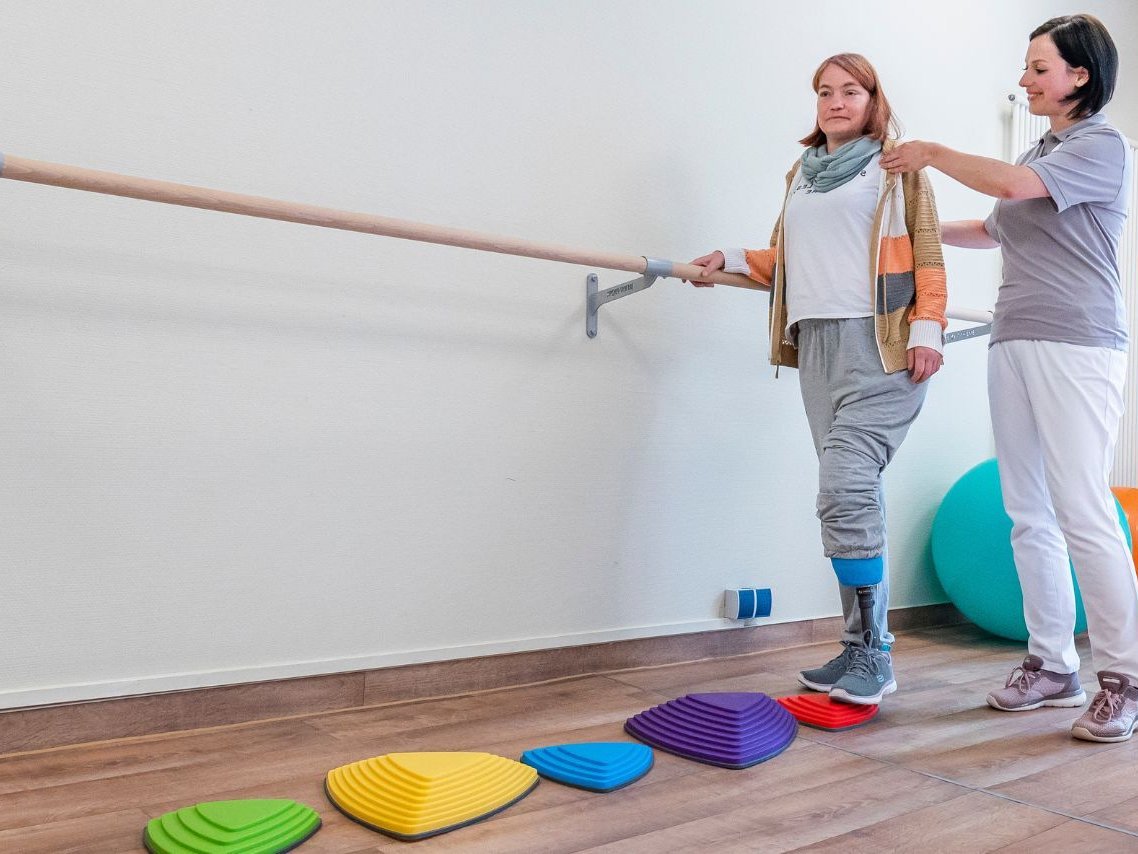 Eine Frau die über Gegenstände läuft 