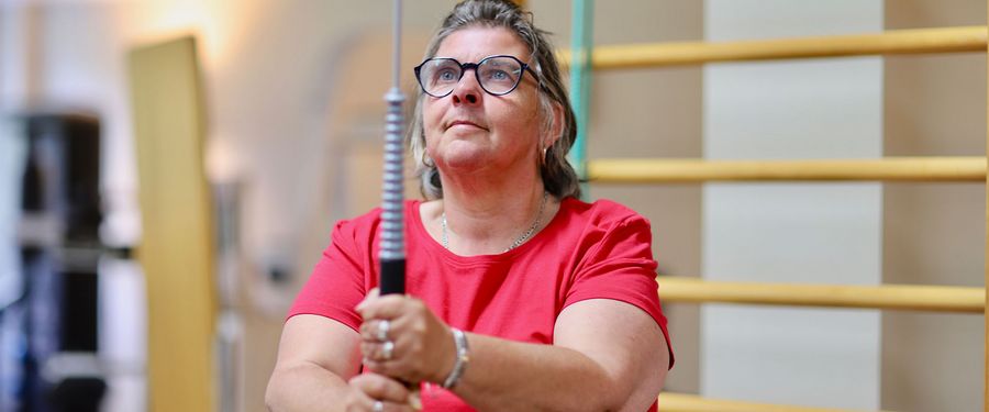 Patientin trainiert mit Geraet Arthrose_Therapie.jpg