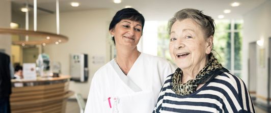 Ärztin untersucht den Patienten mit einem Stethoskop in der MEDIAN Klinik NRZ Wiesbaden